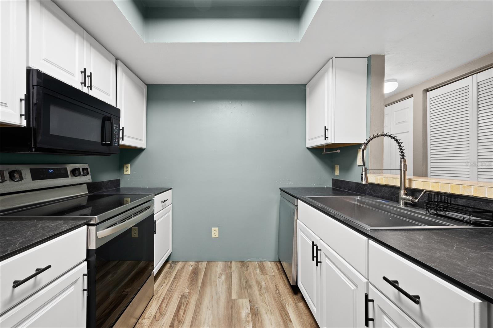 GRANTWOOD CONDO PH I - Residential