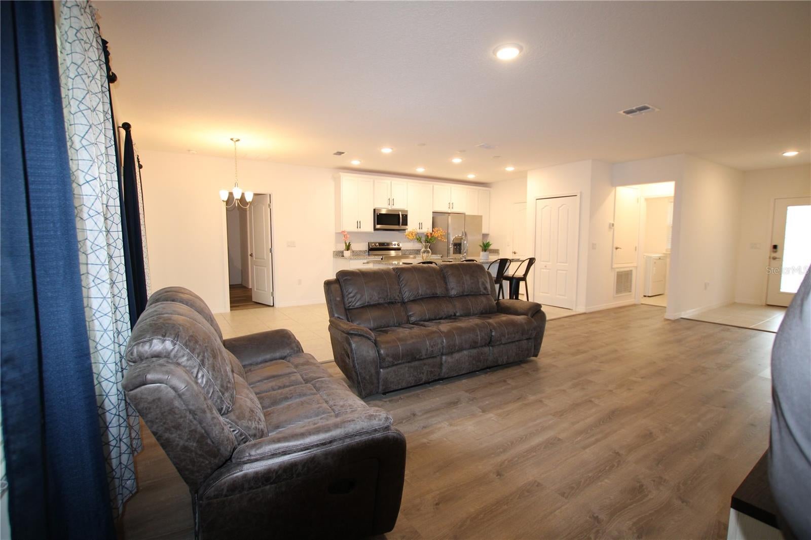 516 INGLESIDE LANE