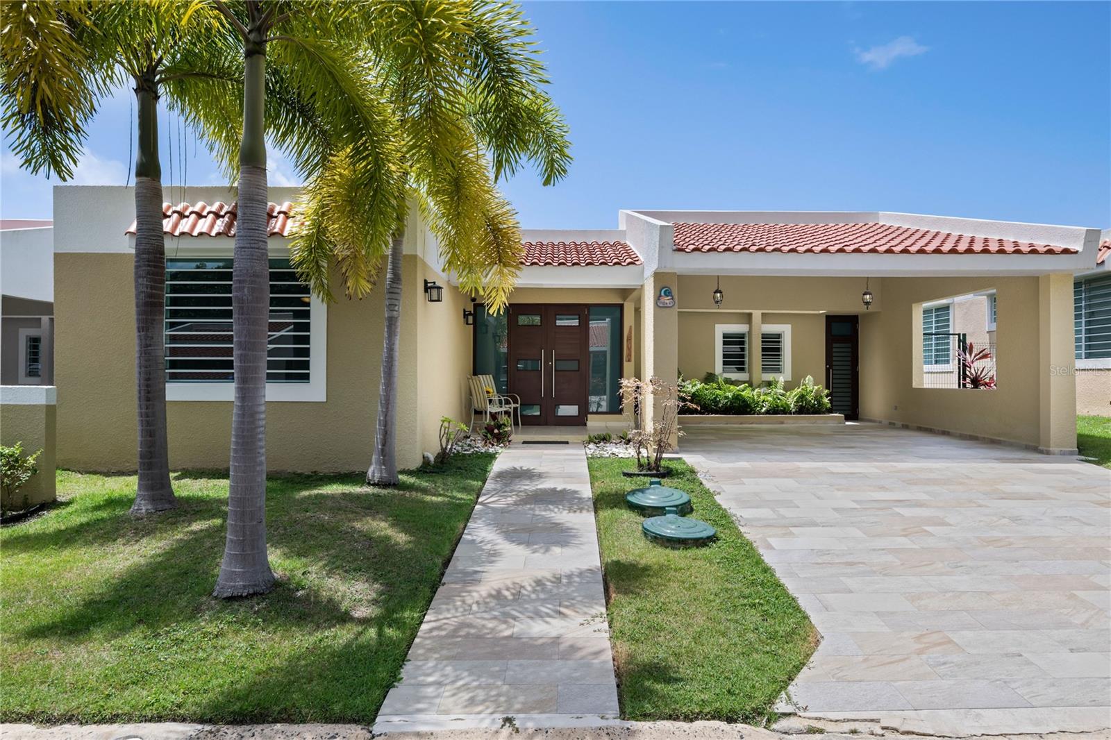 Charming Single-Level Home for Sale - Villa Franca II, Palmas del Mar.
Welcome to this beautiful one-level residence featuring 4 spacious bedrooms and 2.5 bathrooms, 1,700 sq ft, thoughtfully designed for comfort and easy living. The home boasts a fully equipped kitchen with open areas for living, dining, and entertaining, plus a covered terrace and a large backyard perfect for relaxation or family gatherings.
This move-in-ready property comes complete with appliances, furnishings, a generator, and a solar water heater. Nestled in a quiet, family-friendly community, it’s the perfect place to call home.