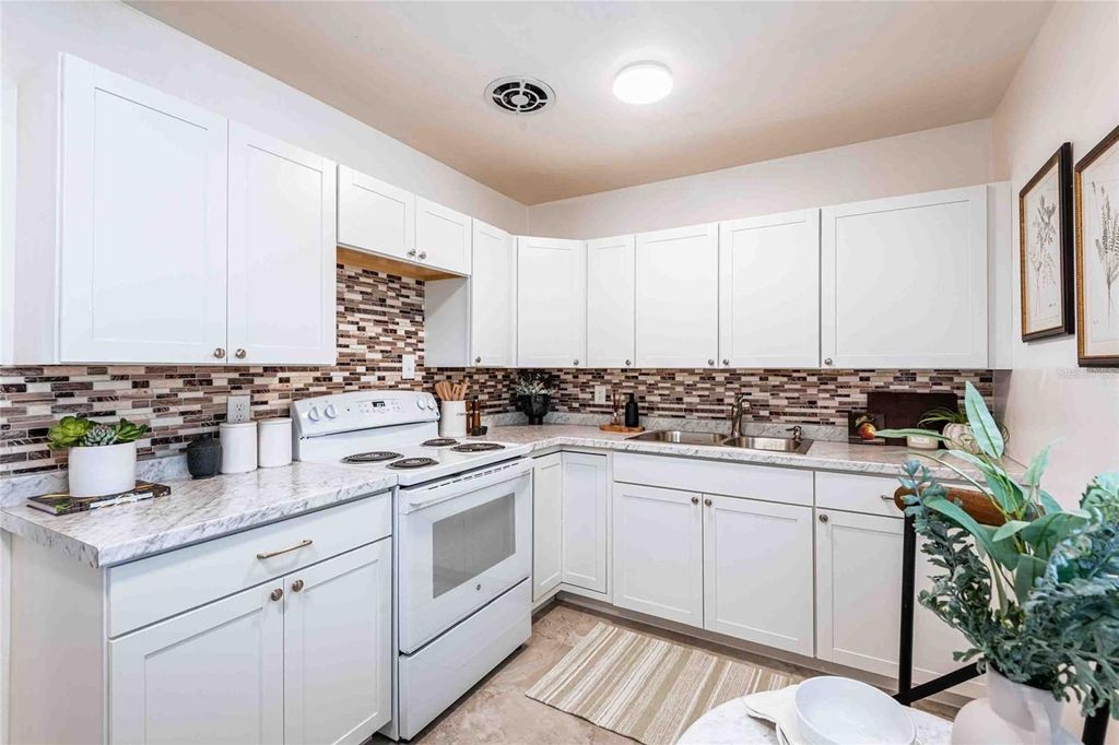 Photo of 2542 W Hiawatha Street, Tampa, FL 33614 (MLS # TB8494665)