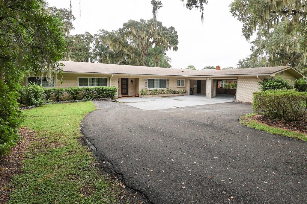 Photo of 1020 W Lake Hamilton Drive, Winter Haven, FL 33881 (MLS # P4940113)