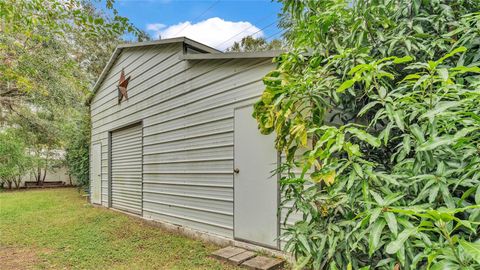 A home in LAKELAND