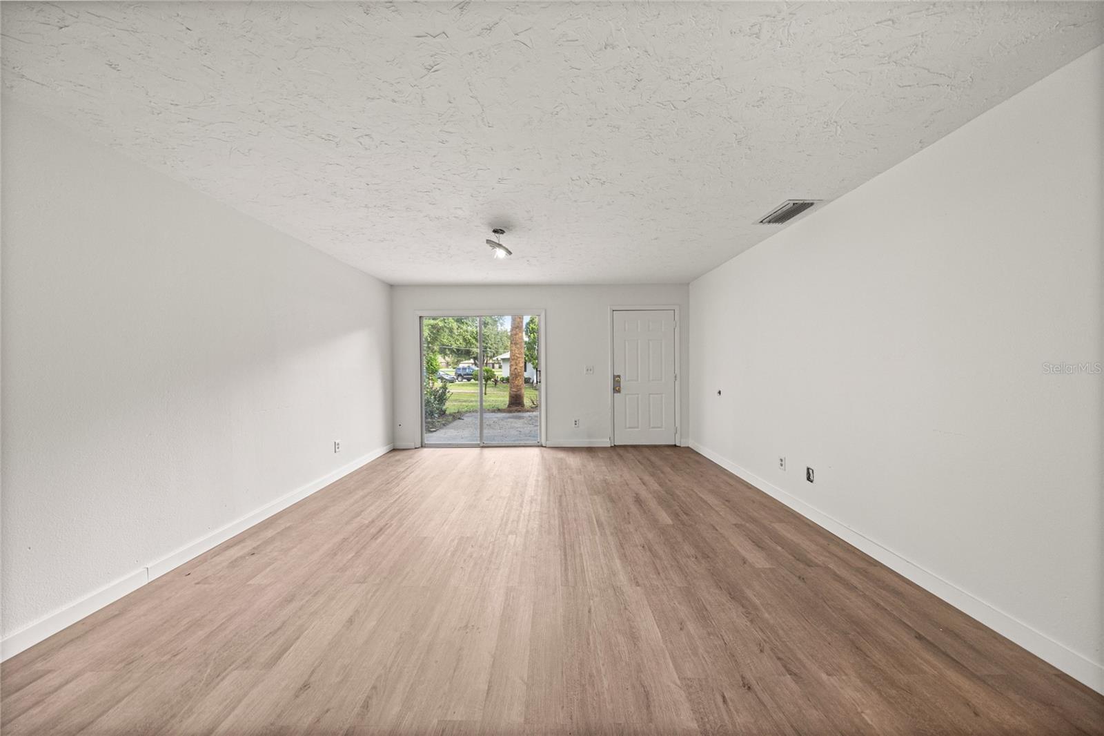 WHISPERING SANDS UN 01 - Residential Lease