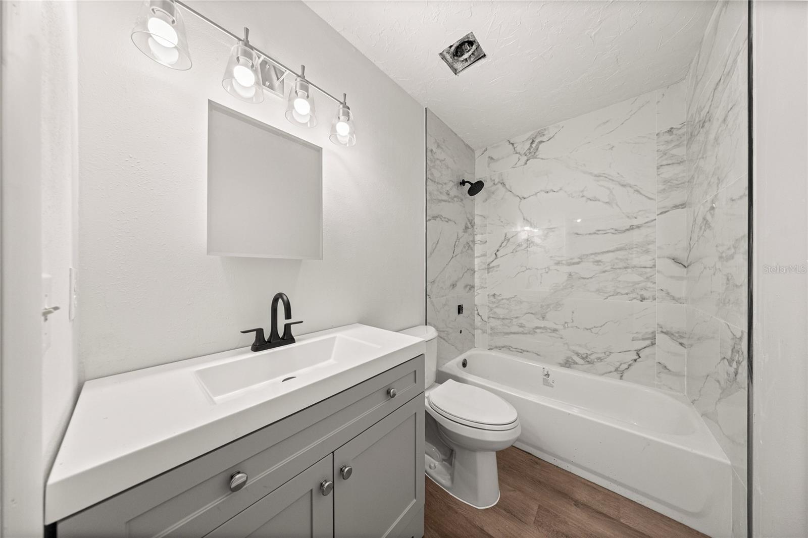 WHISPERING SANDS UN 01 - Residential Lease