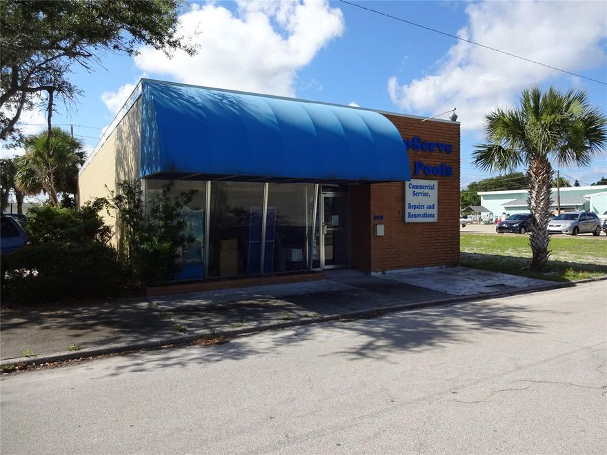 Incredible business location, suitable for restaurant, business professional, retail, showroom or service-related business. 2200 sq. ft. block building, rear fenced parking area, side parking area, drive through from the Causeway to service alley. Very versatile building. Roof replaced in 2016. Sitting in the center of the Coranado Island Business District ;Water: City