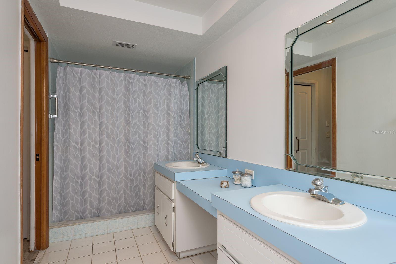 LAKE VALENCIA UNIT ONE - Residential