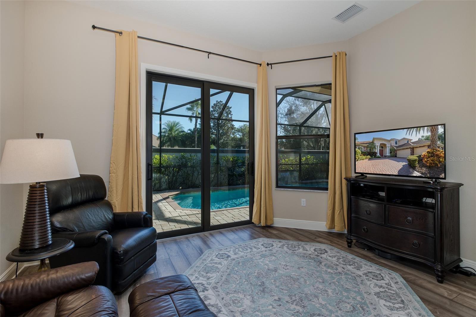 CHAMPIONS CLUB - Residential