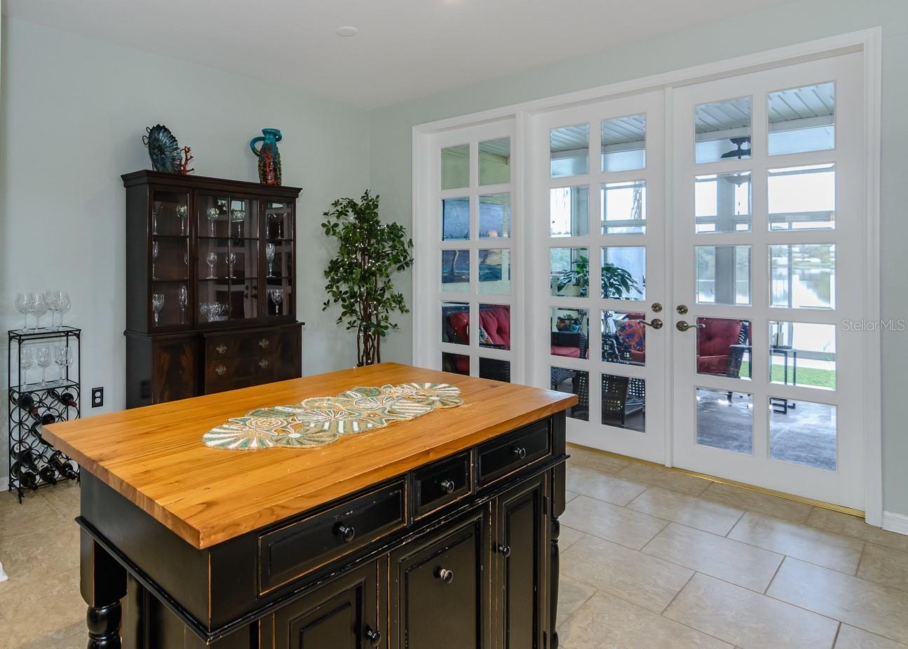 WESTCHESTER LAKE TWNHMS - Residential