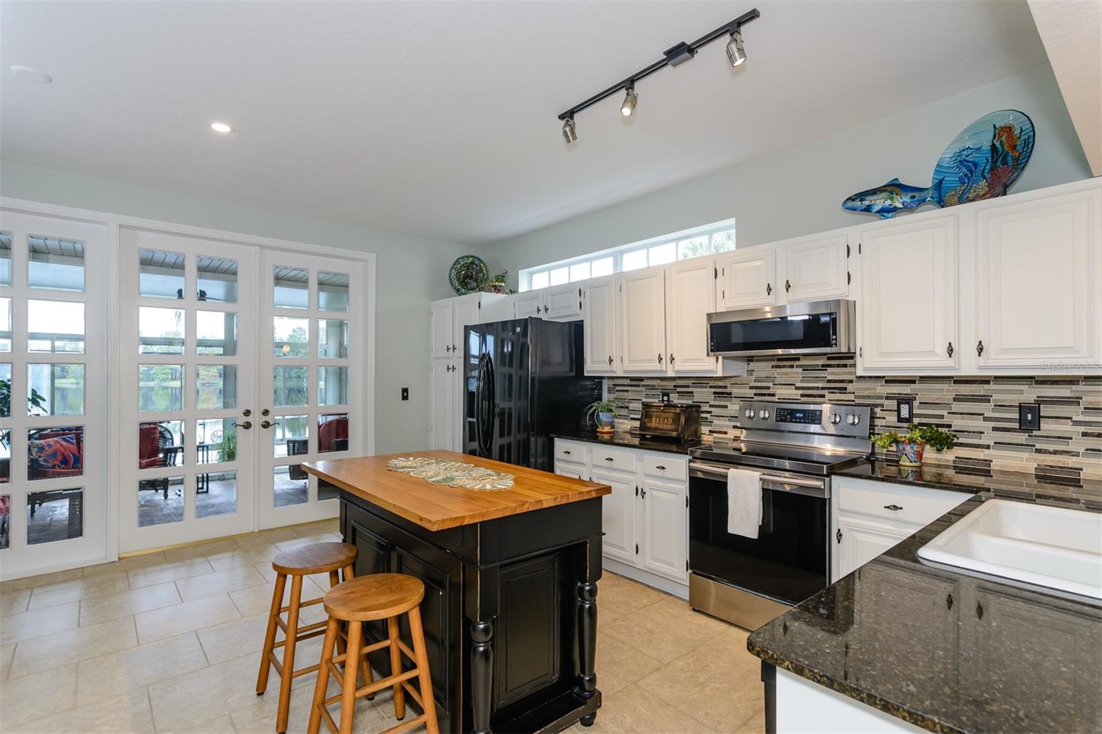 WESTCHESTER LAKE TWNHMS - Residential