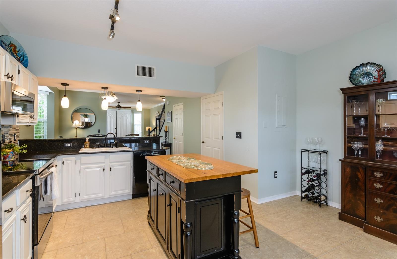 WESTCHESTER LAKE TWNHMS - Residential