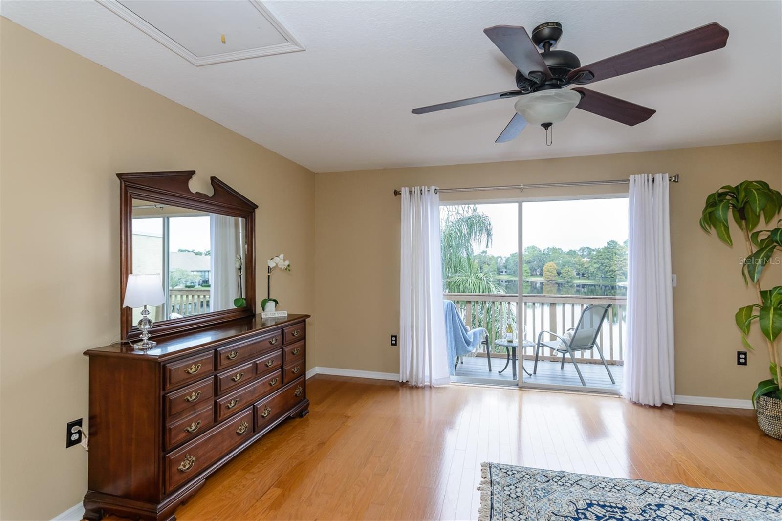 WESTCHESTER LAKE TWNHMS - Residential