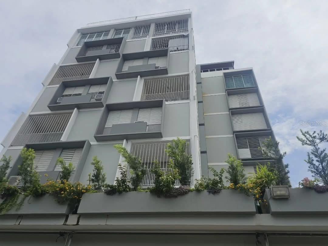 Excellent Sub-PH Apartment.
It features approximately 2,033 square feet, 5 bedrooms, 4 bathrooms, living room, kitchen, dining room, balcony, laundry area, and 2 covered parking spaces.
This apartment is strategically located, just minutes away from pharmacies, supermarkets, restaurants, the Catholic University of Ponce, the Museum of the Americas, and downtown Ponce.
Call now!