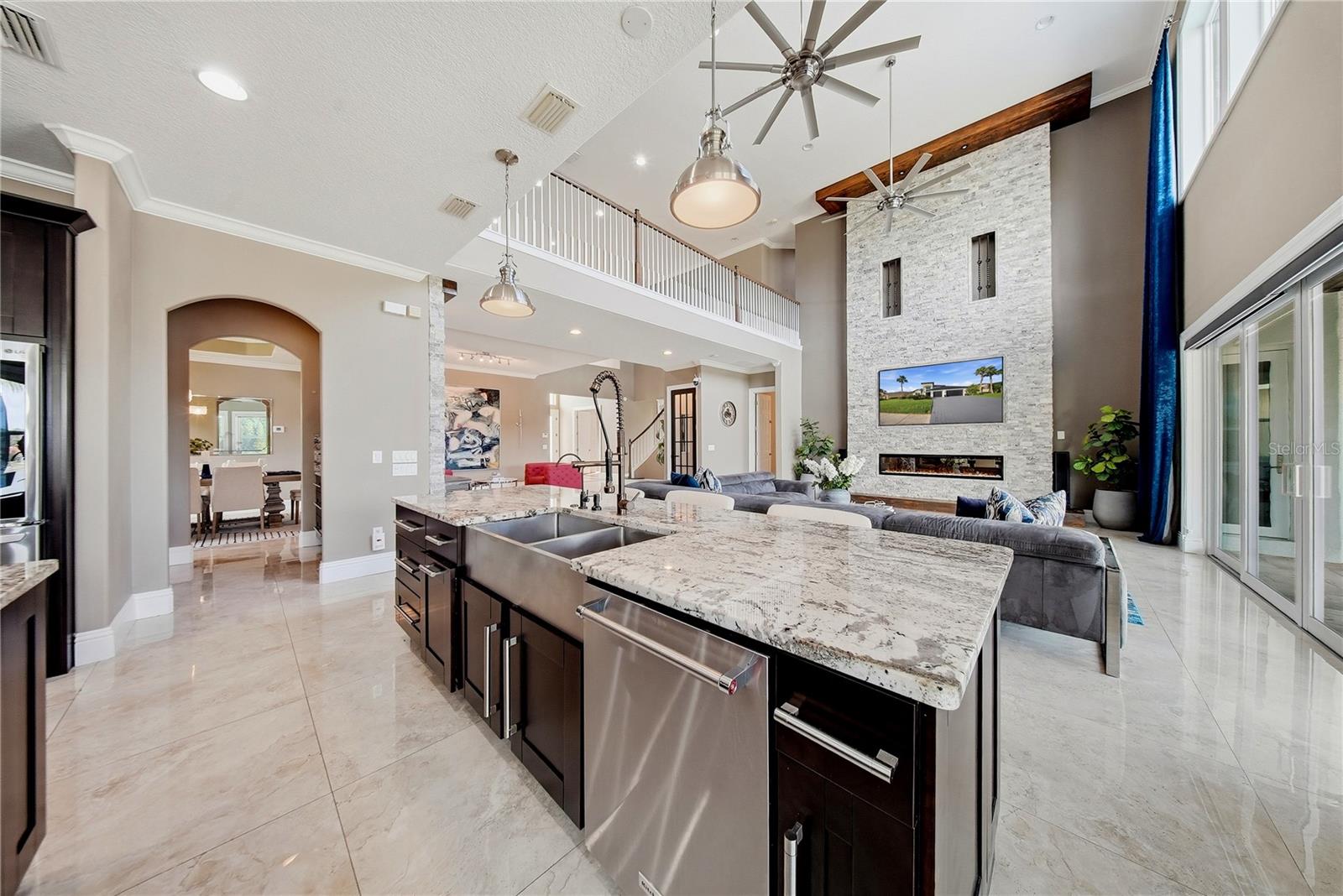 Experience extraordinary lakefront living in one of Tampas most presti – image 14