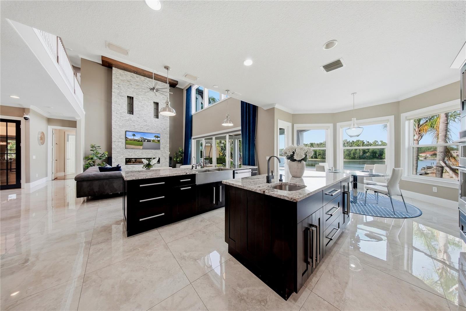 Experience extraordinary lakefront living in one of Tampas most presti – image 11