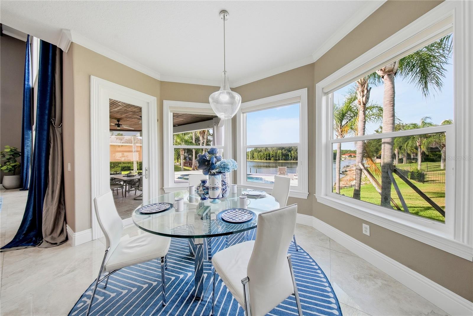 Experience extraordinary lakefront living in one of Tampas most presti – image 8