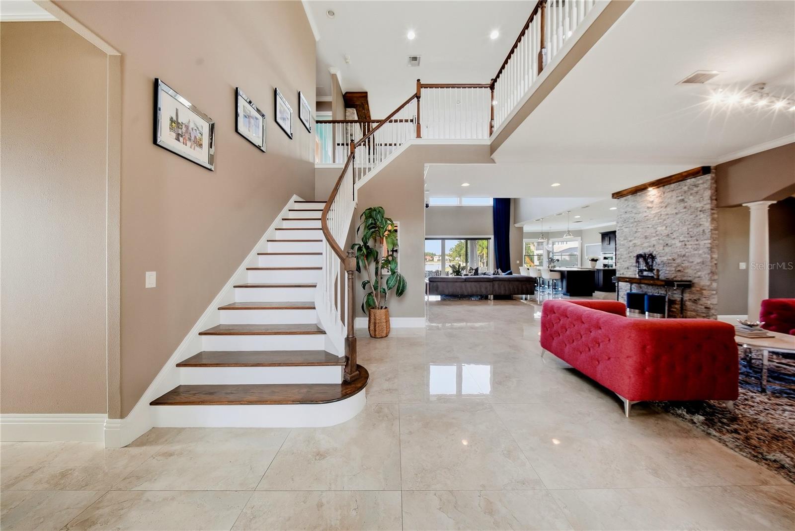 Experience extraordinary lakefront living in one of Tampas most presti – image 32