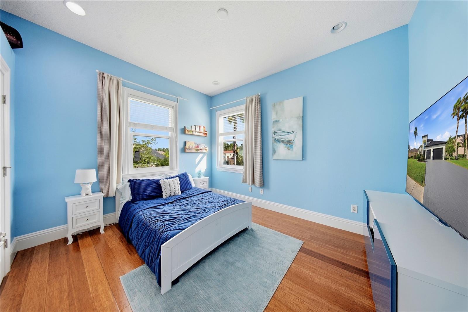 Experience extraordinary lakefront living in one of Tampas most presti – image 42