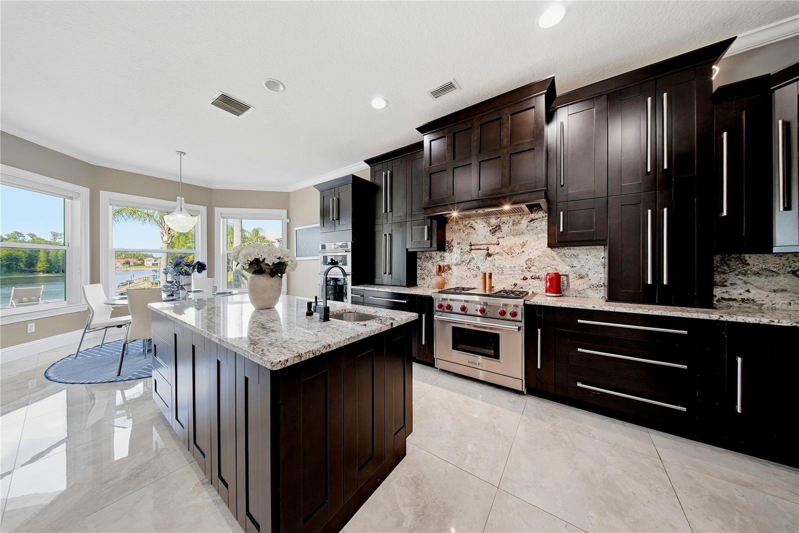 Experience extraordinary lakefront living in one of Tampas most presti – image 10