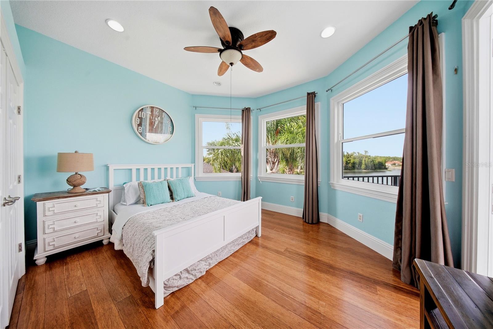 Experience extraordinary lakefront living in one of Tampas most presti – image 33