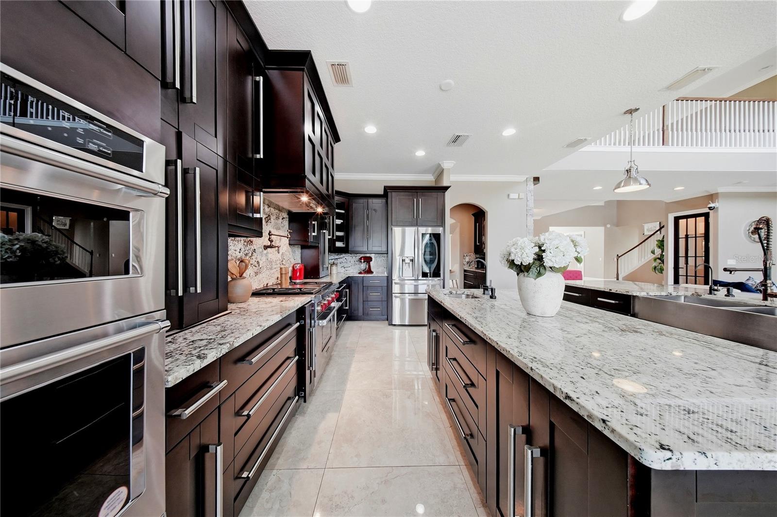 Experience extraordinary lakefront living in one of Tampas most presti – image 12
