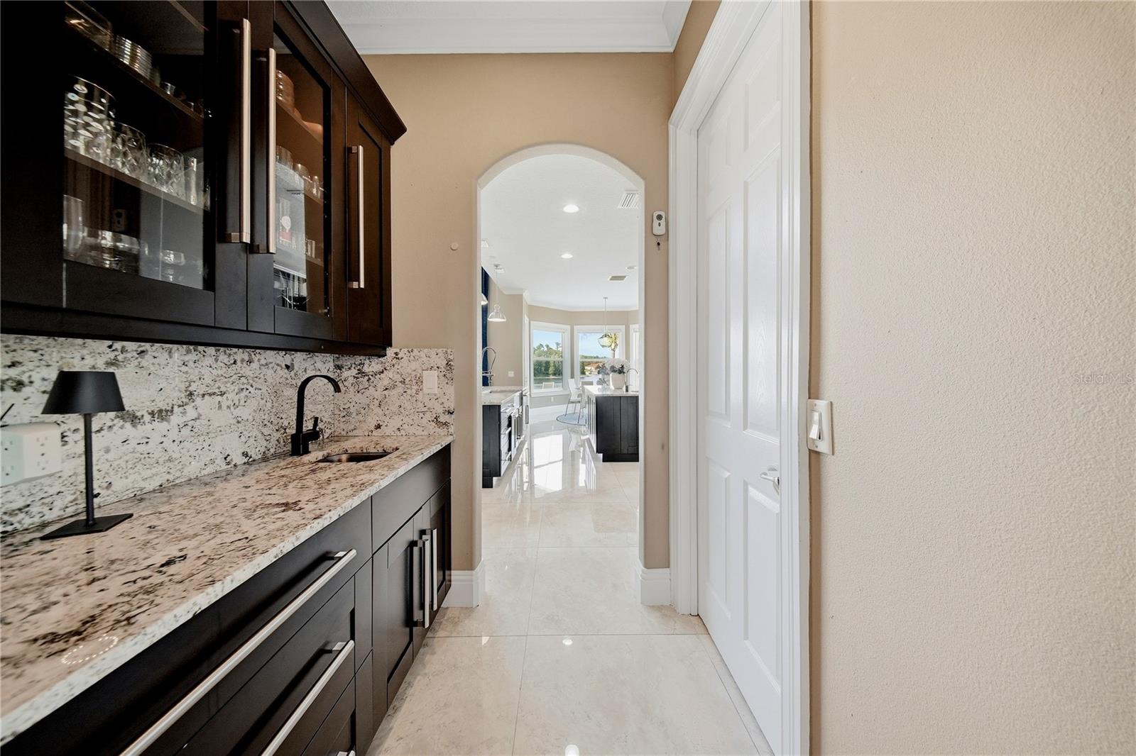 Experience extraordinary lakefront living in one of Tampas most presti – image 15