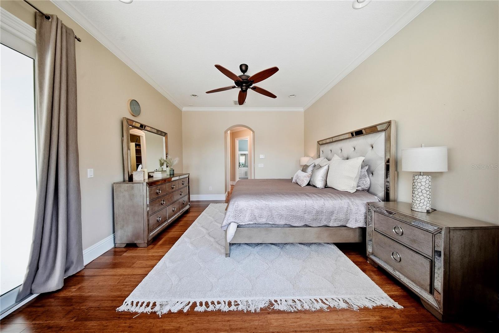 Experience extraordinary lakefront living in one of Tampas most presti – image 24