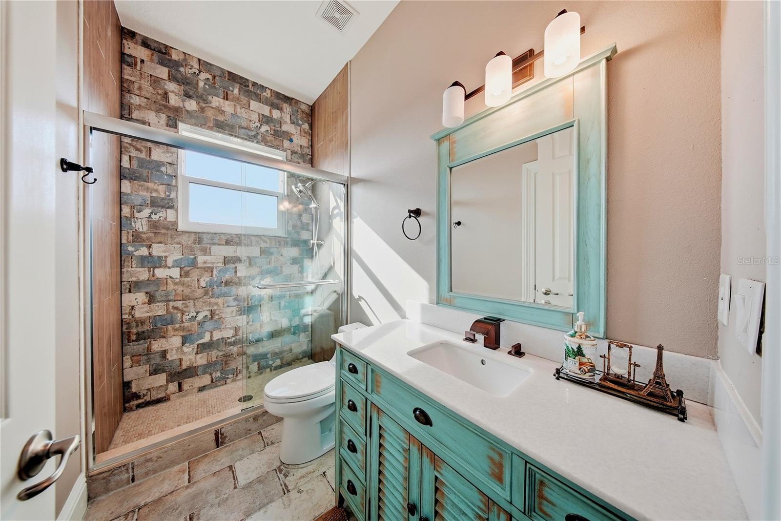 Experience extraordinary lakefront living in one of Tampas most presti – image 35