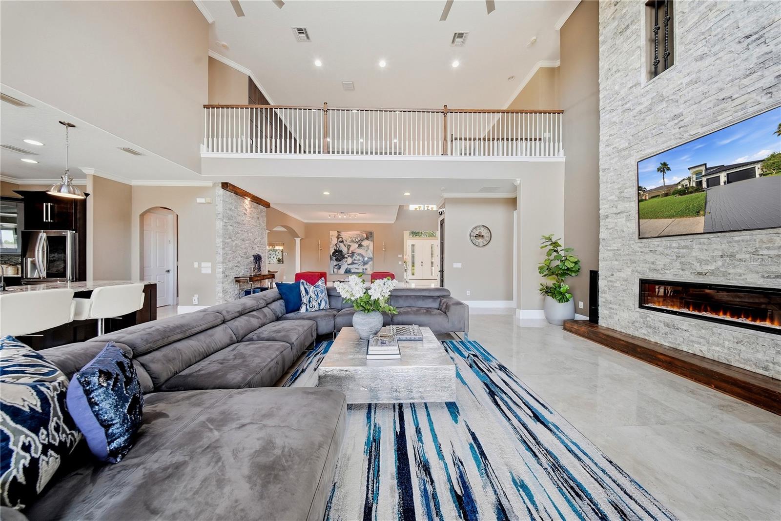 Experience extraordinary lakefront living in one of Tampas most presti – image 20