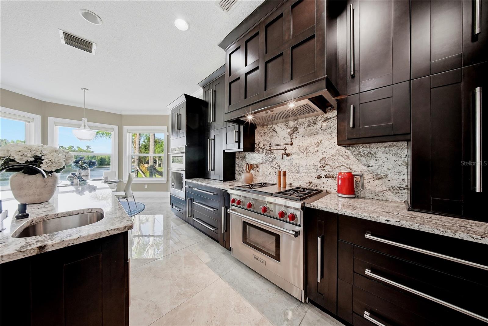 Experience extraordinary lakefront living in one of Tampas most presti – image 13