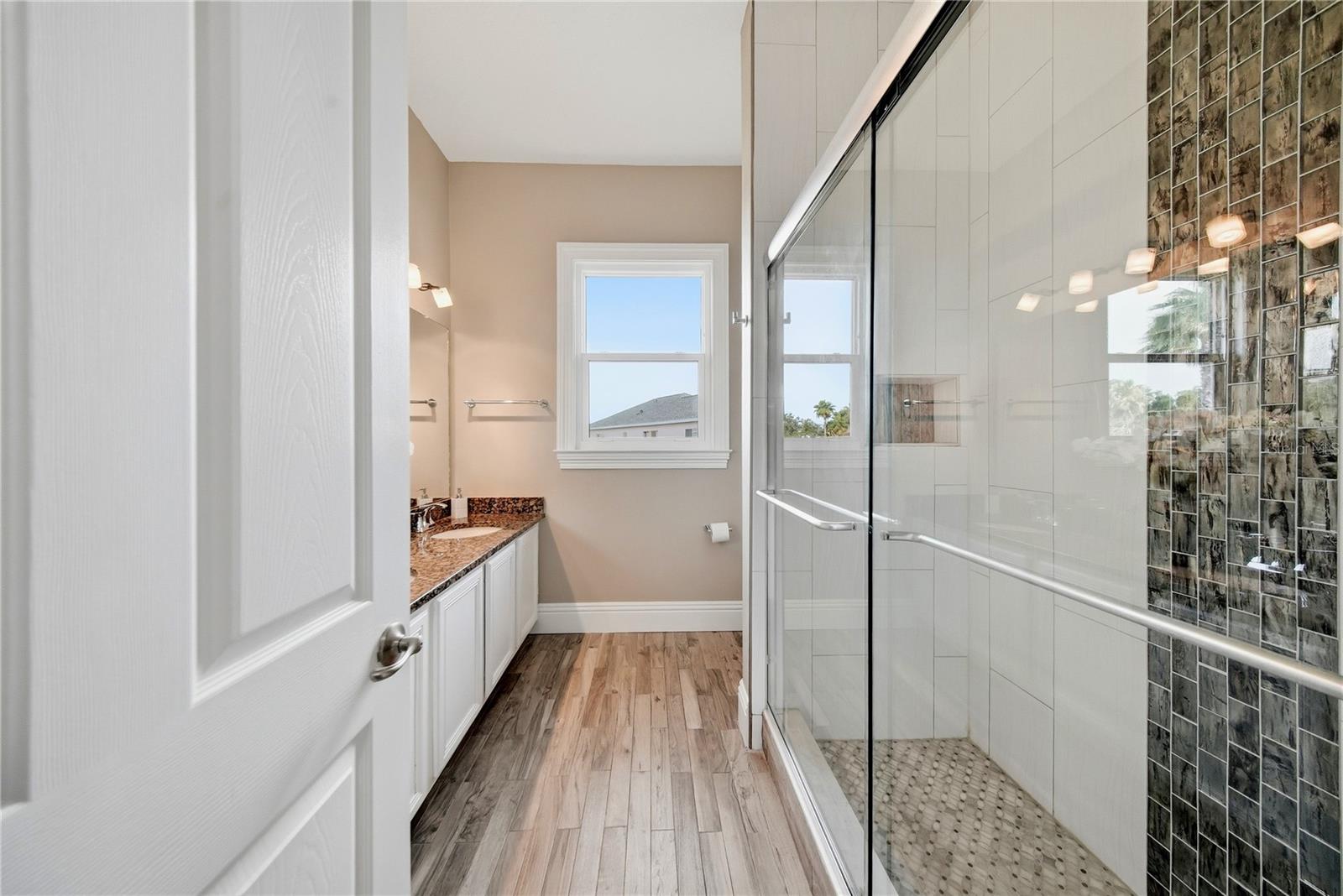 Experience extraordinary lakefront living in one of Tampas most presti – image 41