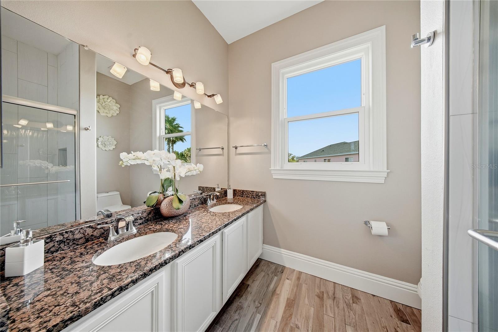 Experience extraordinary lakefront living in one of Tampas most presti – image 40