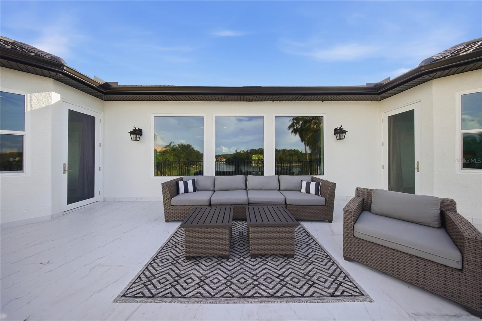 Experience extraordinary lakefront living in one of Tampas most presti – image 44