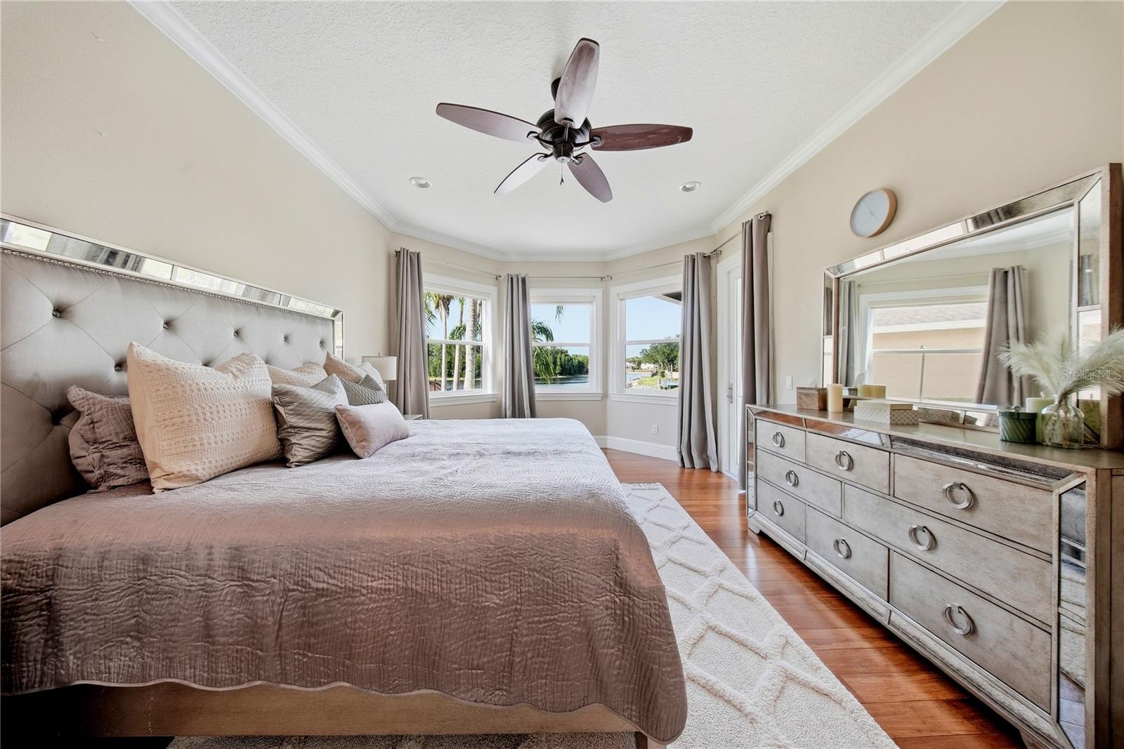 Experience extraordinary lakefront living in one of Tampas most presti – image 23