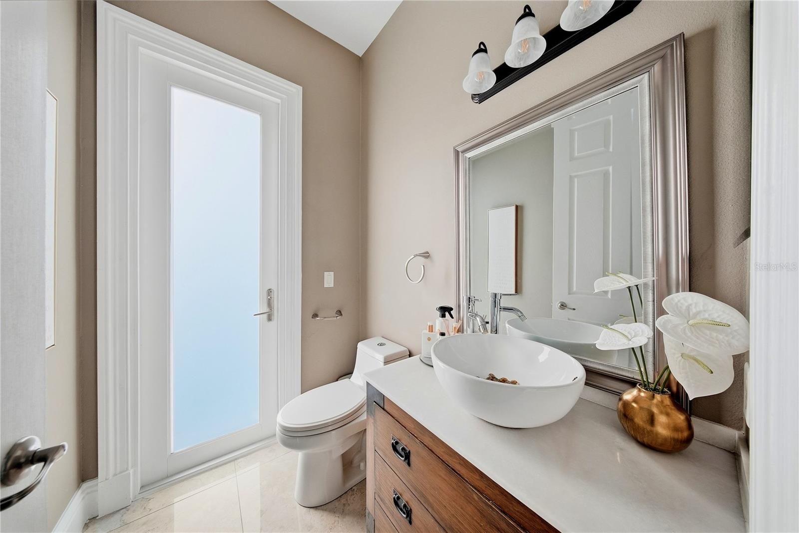 Experience extraordinary lakefront living in one of Tampas most presti – image 31