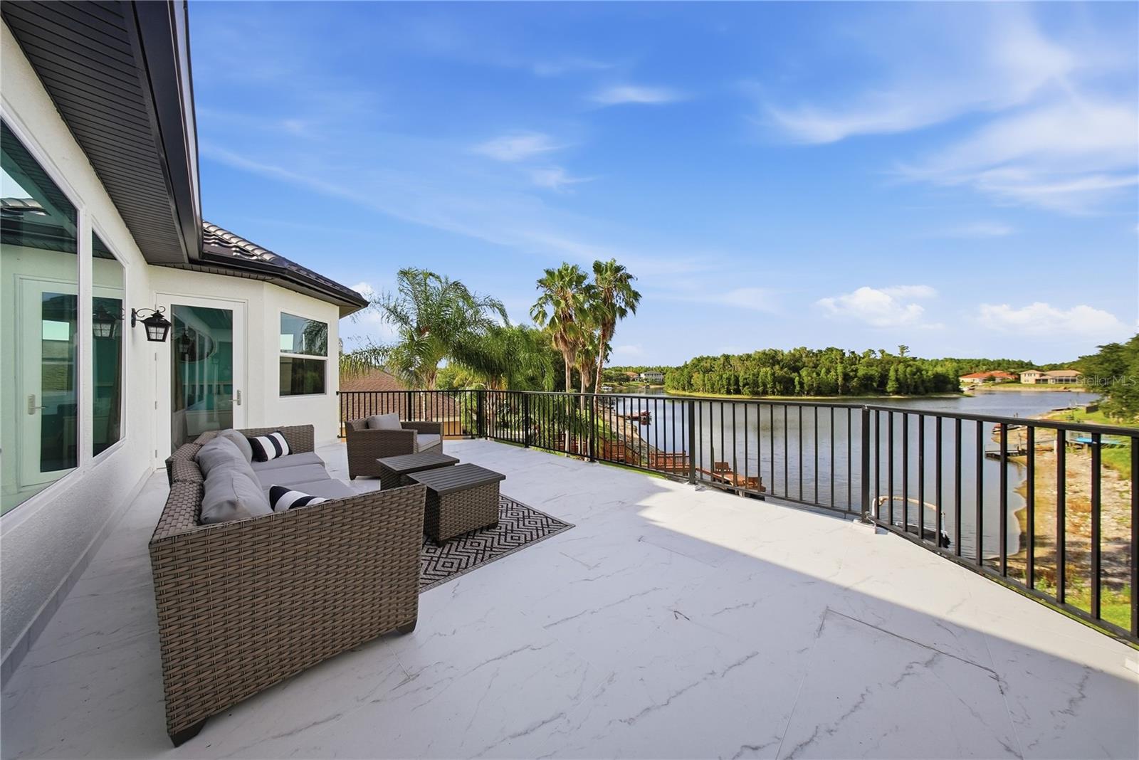 Experience extraordinary lakefront living in one of Tampas most presti – image 43