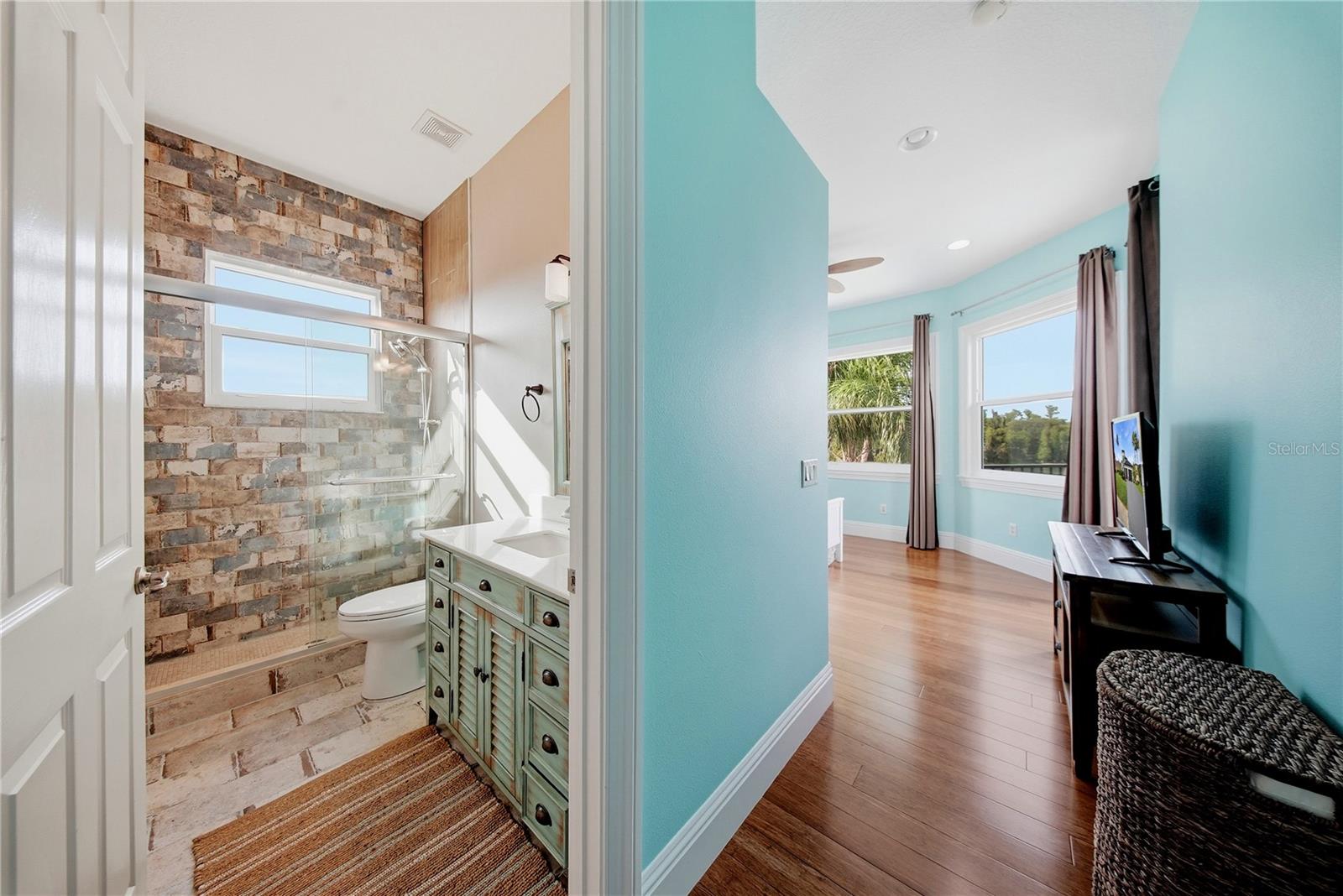 Experience extraordinary lakefront living in one of Tampas most presti – image 34