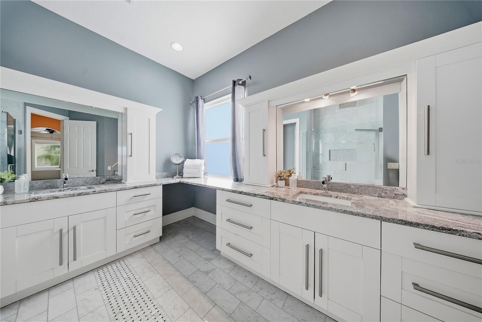 Experience extraordinary lakefront living in one of Tampas most presti – image 27