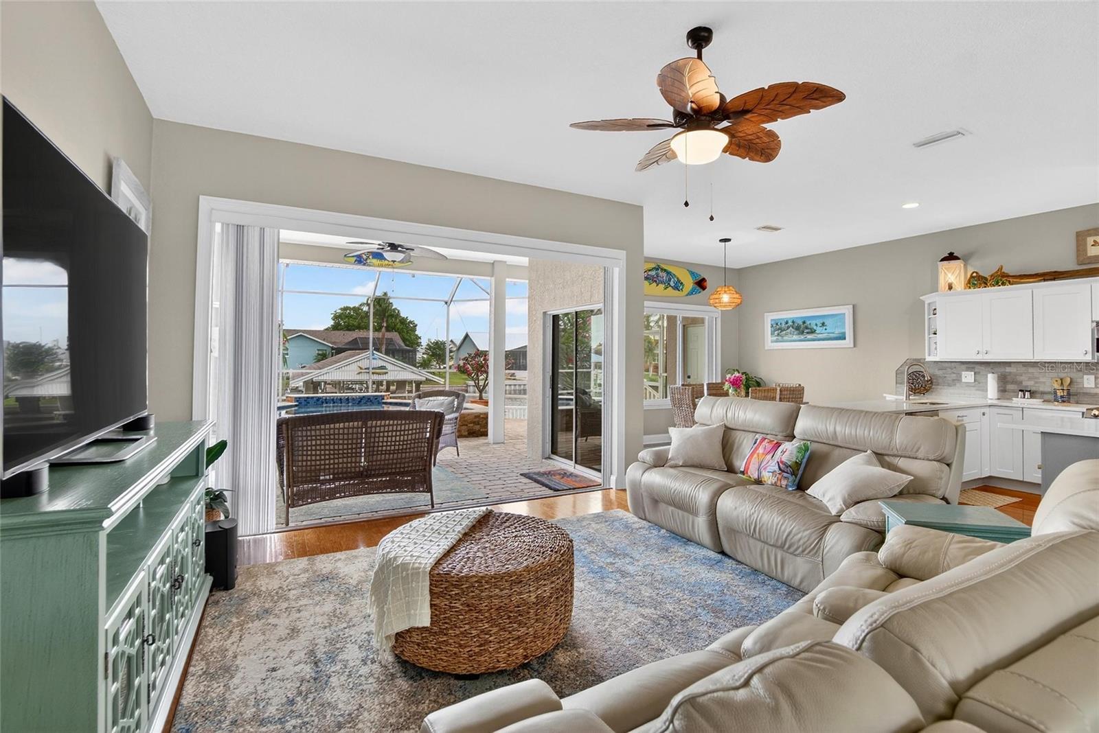 APOLLO BEACH UNIT 06 - Residential