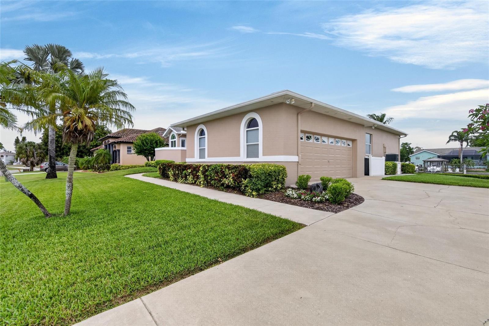 806 EAGLE LANE