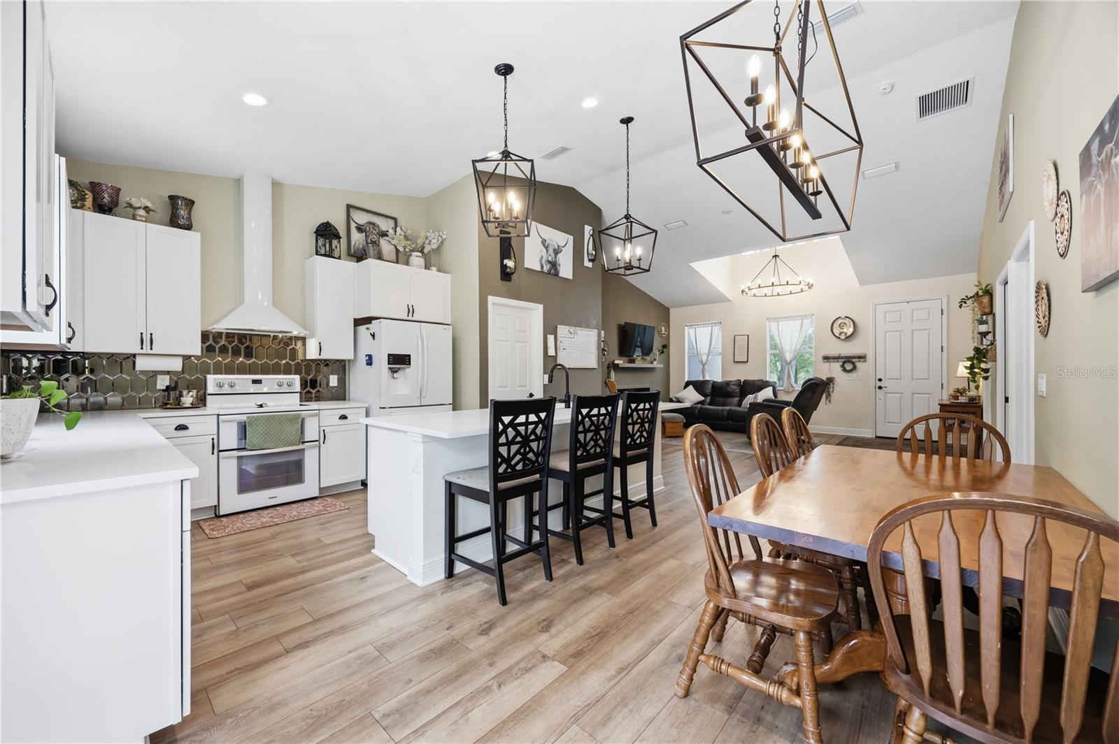 BEVERLY HILLS ESTATES - Residential
