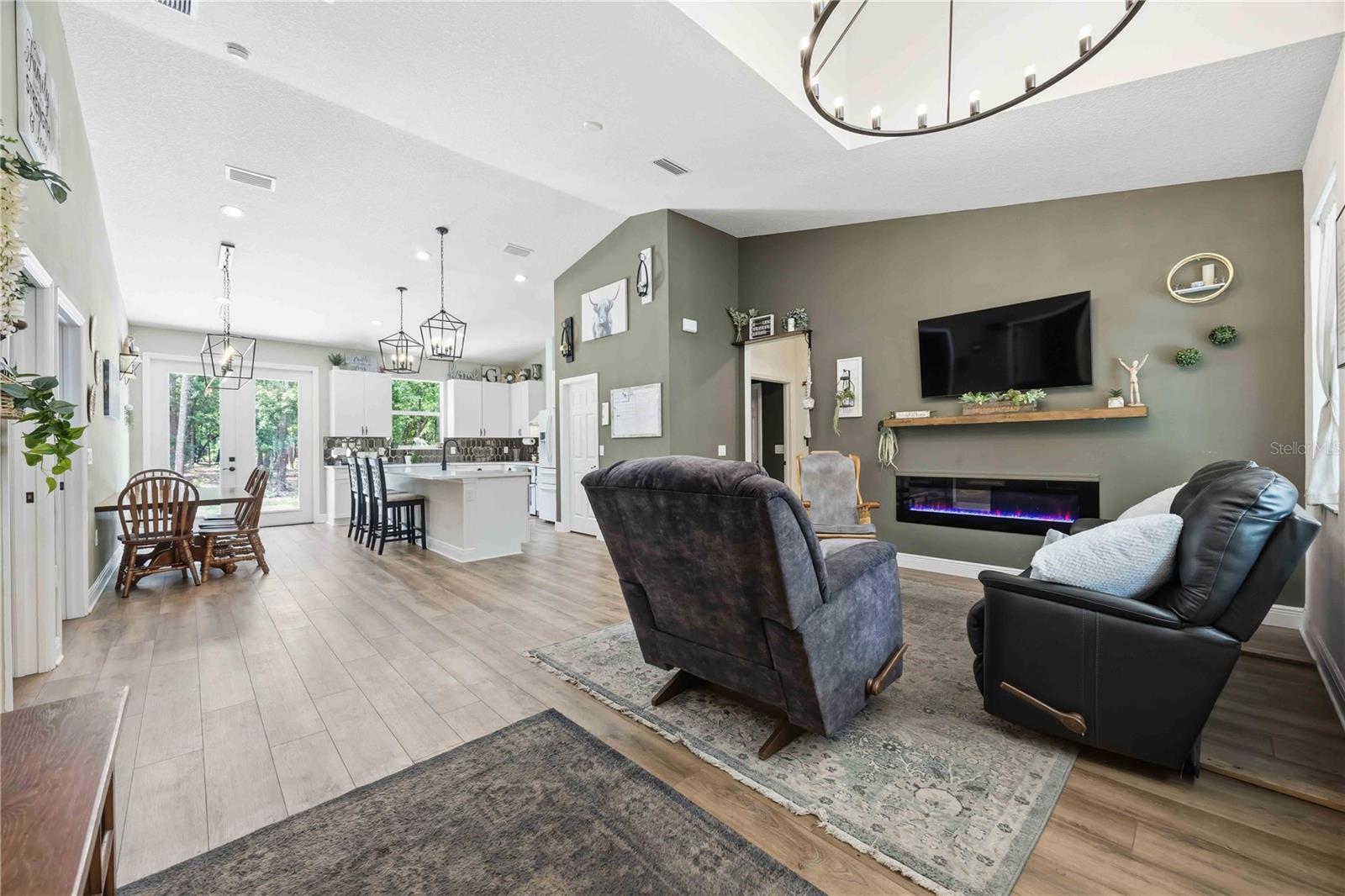 BEVERLY HILLS ESTATES - Residential