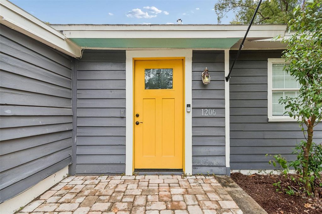 Photo of 1206 E Crenshaw Street, Tampa, FL 33604 (MLS # TB8498635)