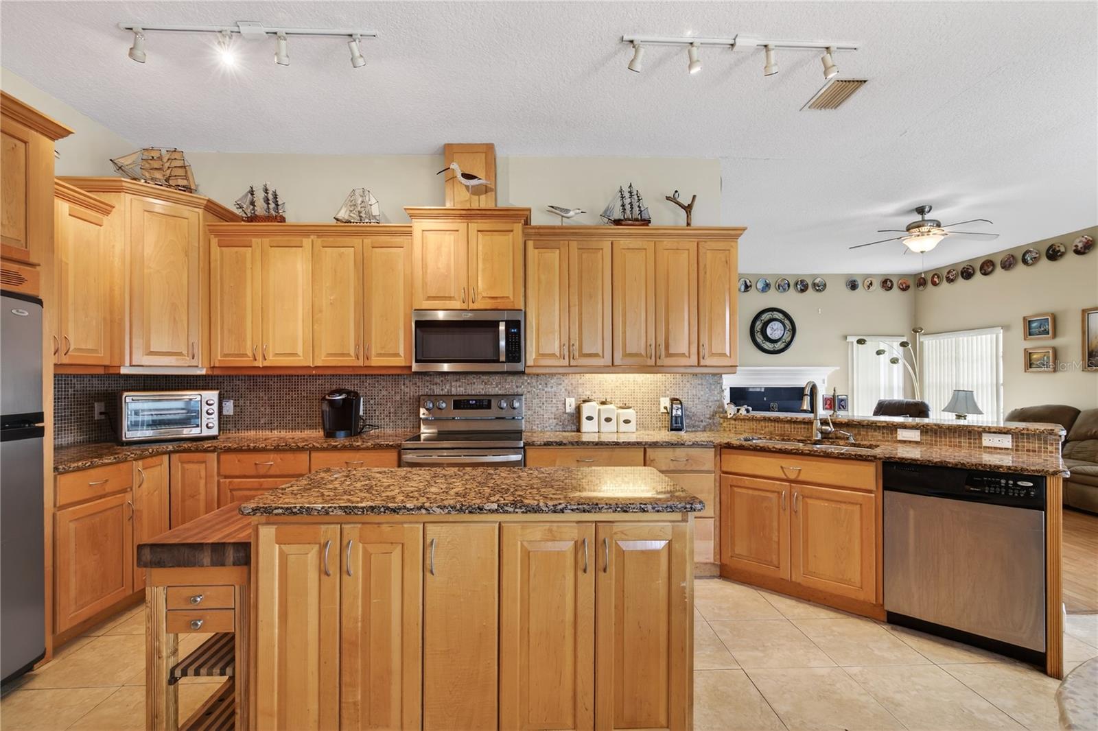 PARK PLACE ON LAKE JOANNA - Residential