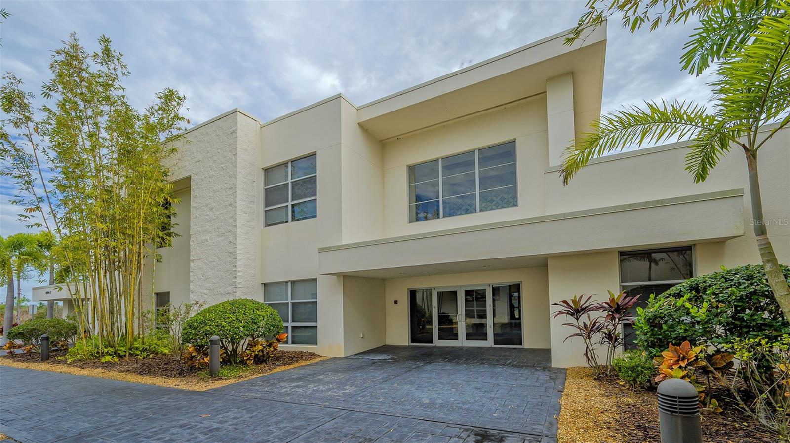 2009 built office building in the Lakewood Ranch Corporate Park; home to prominent national and local corporations. 9,114 s.f. building with one tenant and the opportunity for an Owner/User to occupy the balance of 6,740 s.f. or to lease at market rate. The corporate park offers a strategic location on the boundary of Sarasota and Manatee counties in one of the best planned communities in the U.S. Lakewood Ranch is one of the most desirable residential and commercial developments in Southwest Florida affording residents a cornucopia of business, living, dining and shopping options. This building's location is minutes to Interstate 75, Sarasota's University Town Center and 9 miles to Sarasota airport and 56 miles to Tampa International.
The combination of location, amenities, and the explosive growth within Sarasota and Manatee counties points to a solid investment opportunity in the region.
