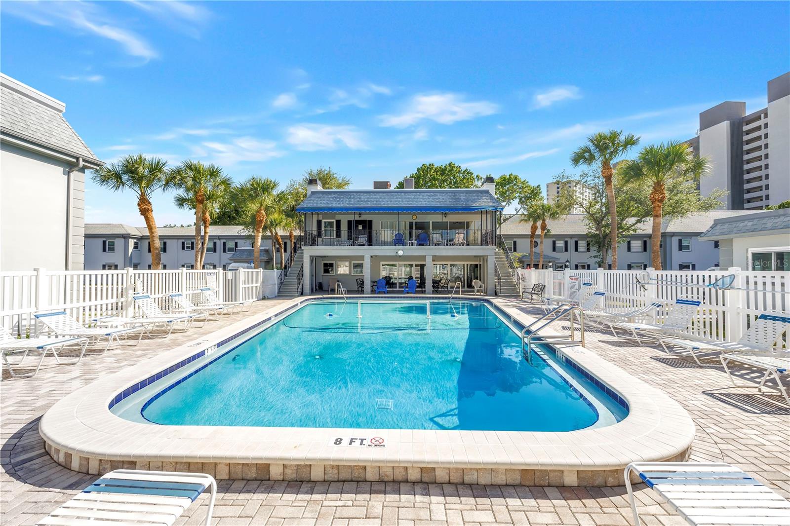 LES CHATEAUX CONDO - Residential