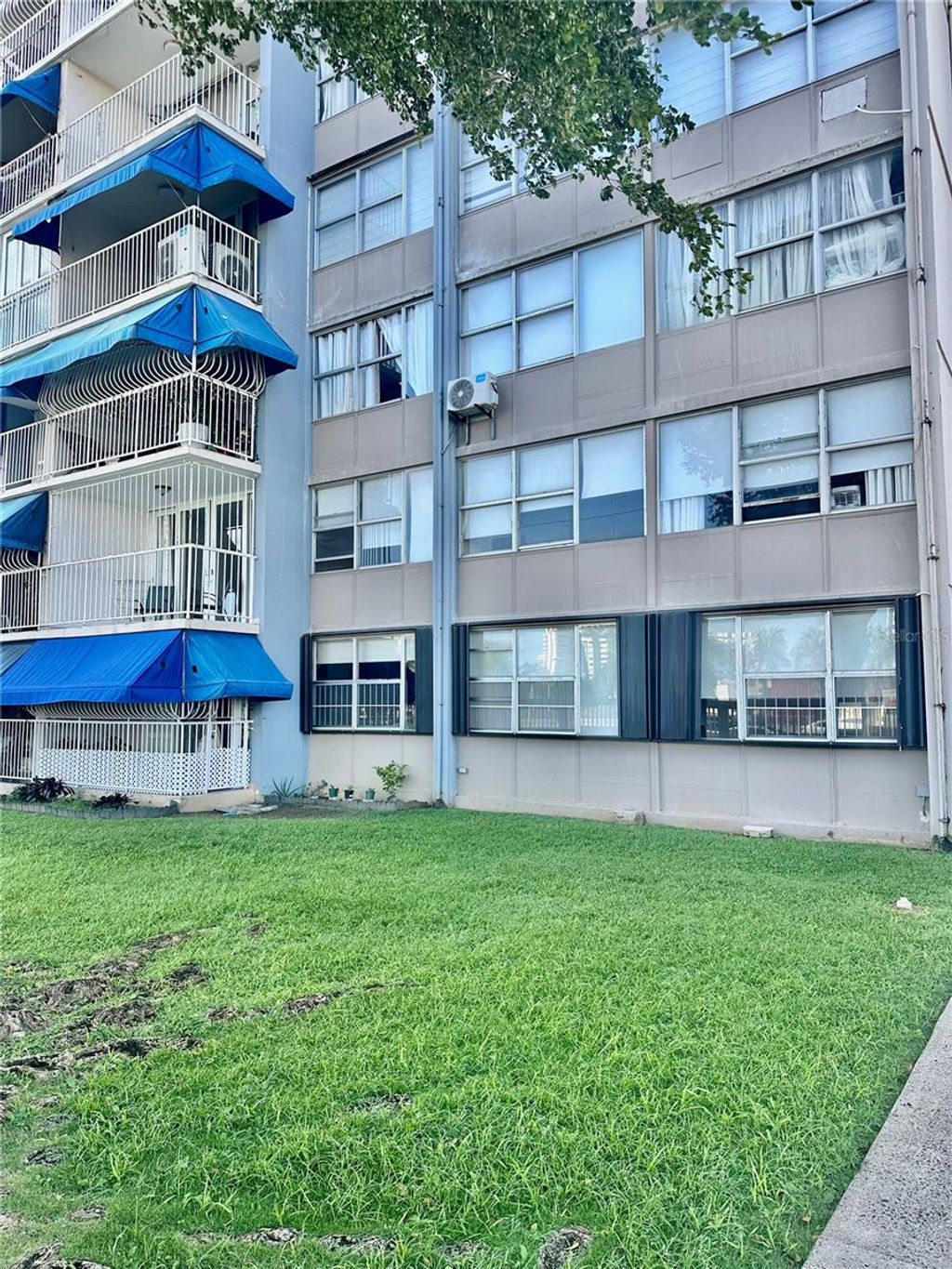 Photo of 111 Apt 111 Cond. Mundo Feliz #111, Isla Verde, PR 00913 (MLS # PR9118199)