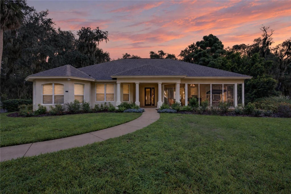 Photo of 9211 Silver Lake Drive, Leesburg, FL 34788 (MLS # G5118773)