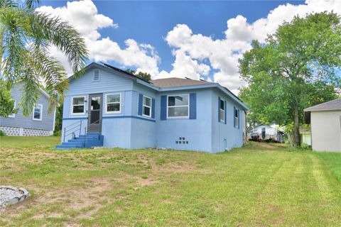 A home in LAKE WALES