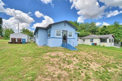 A home in LAKE WALES