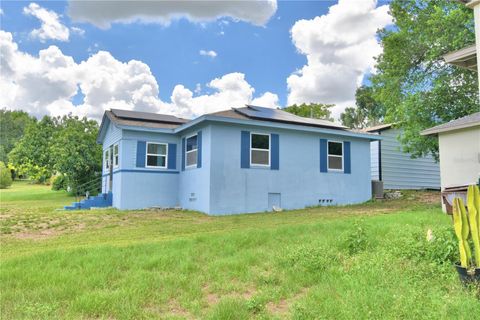 A home in LAKE WALES